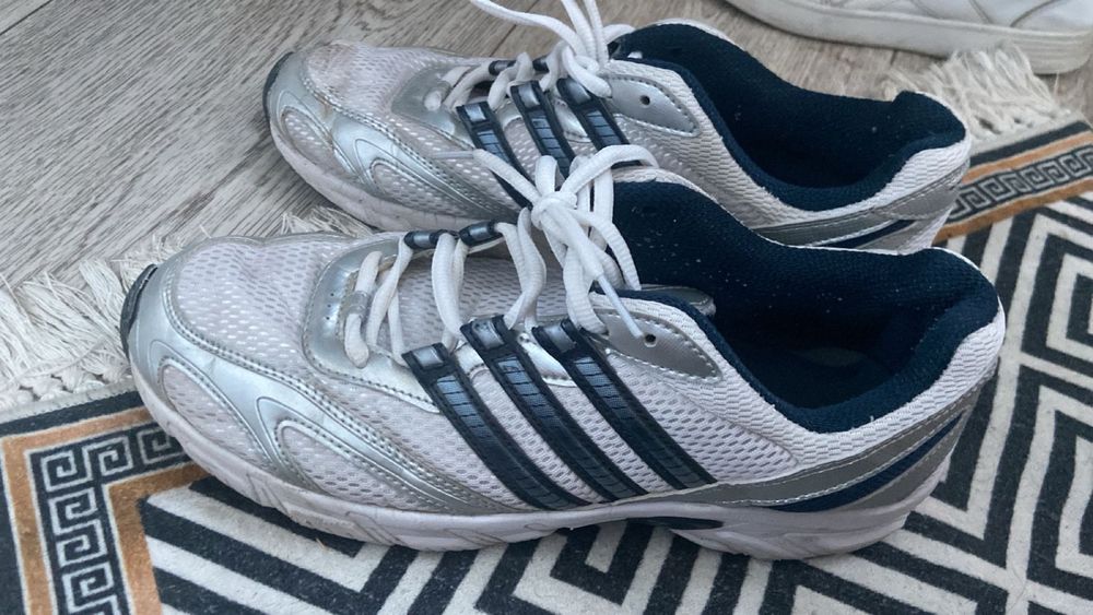 Продаеться кроссовка адидас