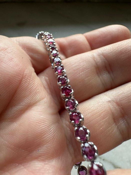Brățară din aur alb, decorată cu rubine