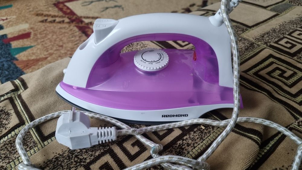 Продам утюг Redmond