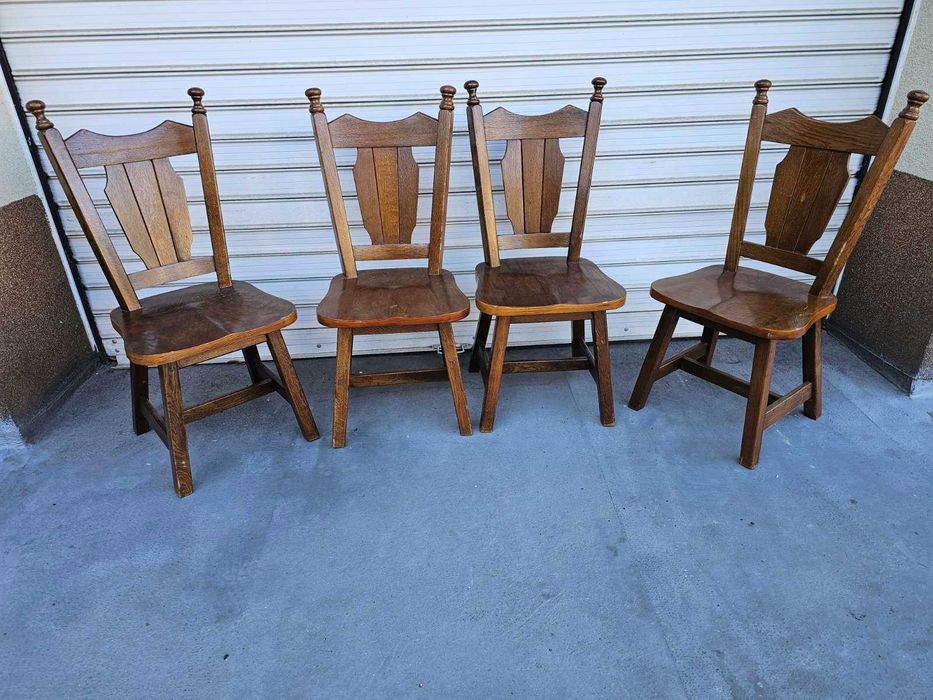 Шкафче изцело от масив