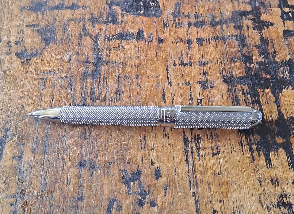 химикалка HUGO BOSS Elemental сребро метал с шарки тип рибена кост