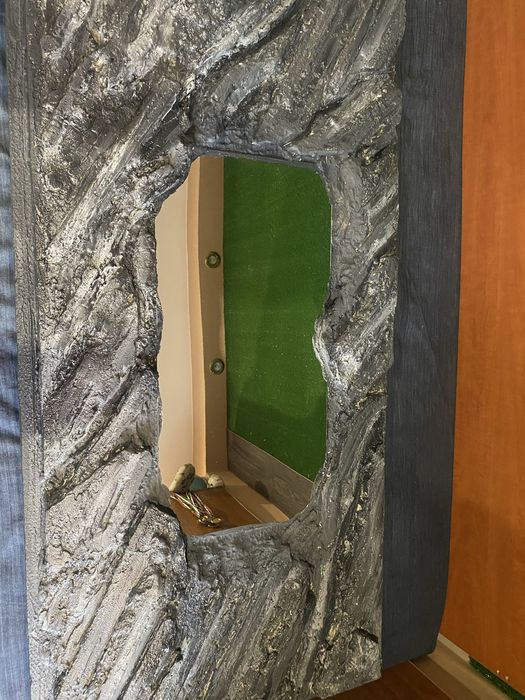 Огледало вградено в изкуствена скала