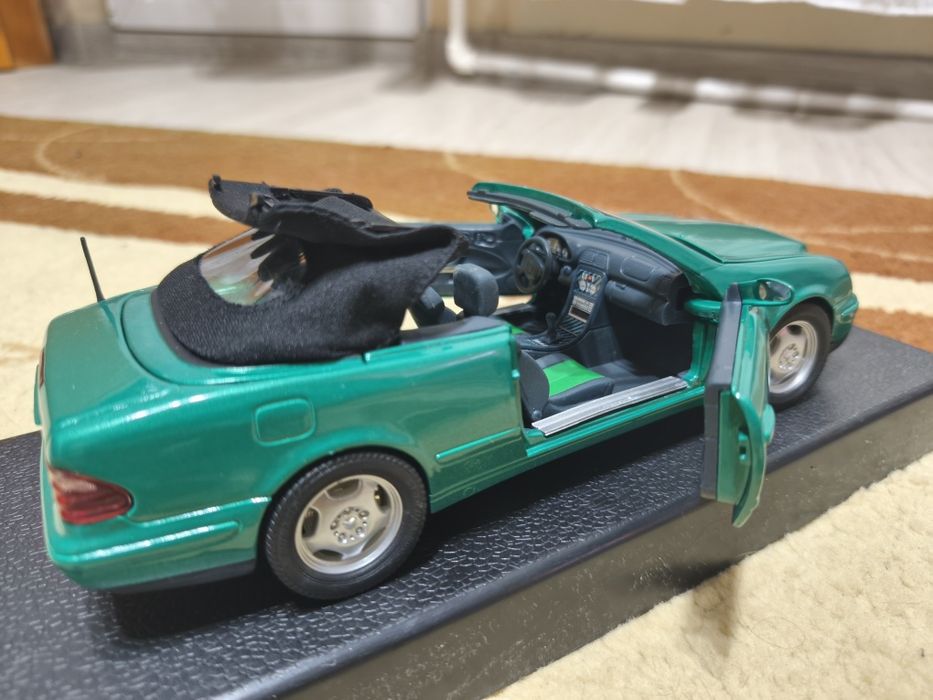 Macheta auto  Anson 1:18 - Mașină decapotabilă - Mercedes Benz CLK 320 Cabriolet - Cu acoperiș din material textil adevărat care se deschide.