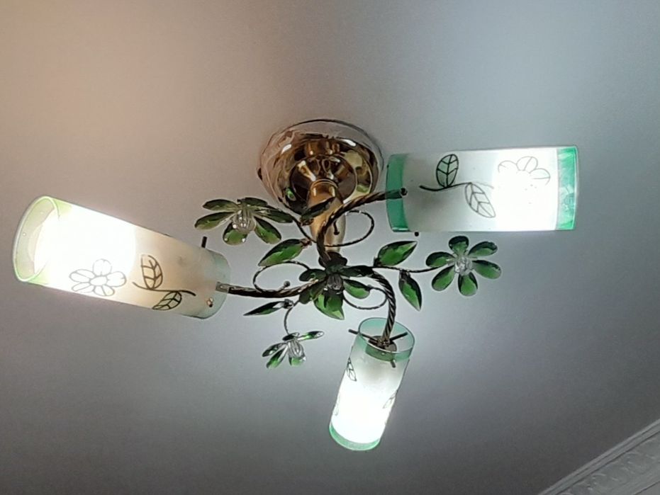 Продам люстру 3-х рожковую