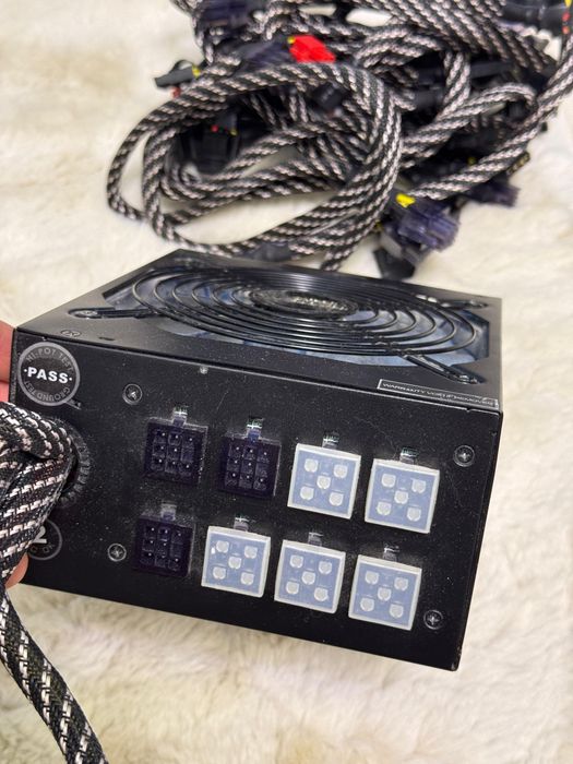 Sursa 700W Super Flower Golden Green 80+ GOLD 90+ Eficienta LED Gaming