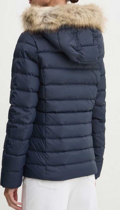 Ново Tommy Hilfiger L/XL с пух и пера яке