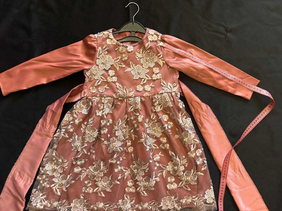 Платья НОВЫЕ детские нарядные разные