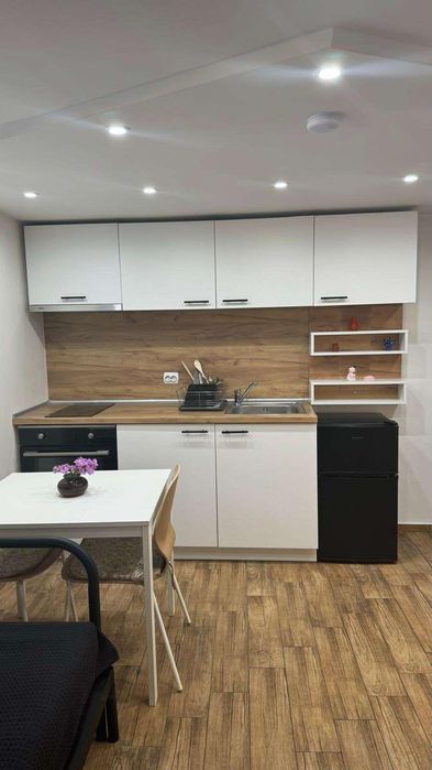 Дава се под наем Едностаен апартамент в Варна, Център - 30 кв.м за 281 € - Снимка #3