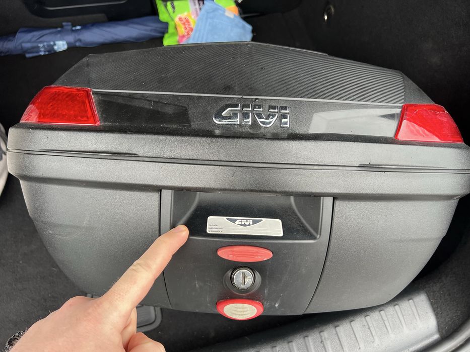 Givi Blade B47 top case cu spătar leduri și suport monolock