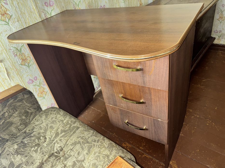 Стол письменный СОВЕТСКИЙ — 5 000 тг. Очень крепкий, с ящиками.