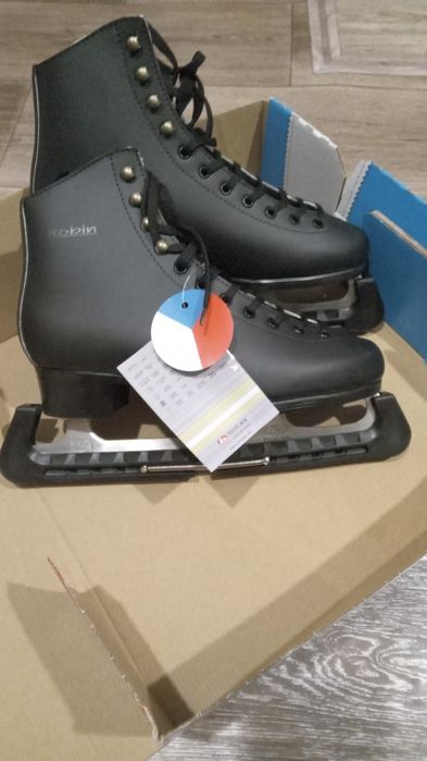 Коньки фигурные новые.42 размер.
