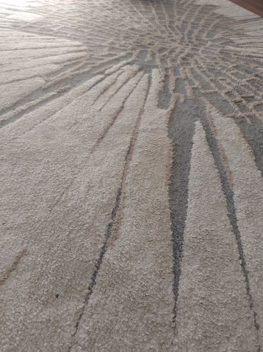 Голям бежов килим със ефект, размер 230 х 160 см