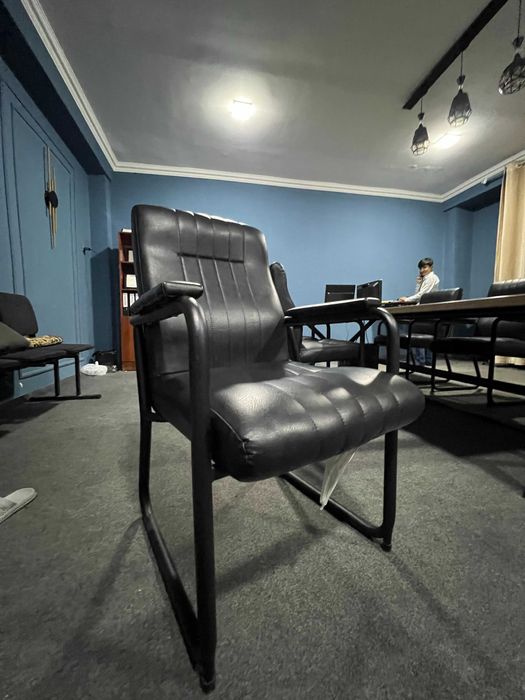 Ofis uchun sifatli stol va 6 ta qulay charm kreslolar sotiladi!