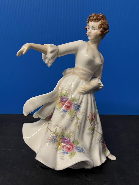 Красива,порцеланова фигура-Royal Doulton,England