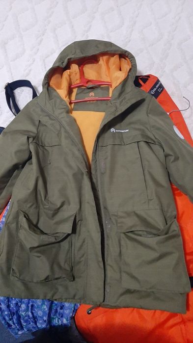 Продам куртки на девочку