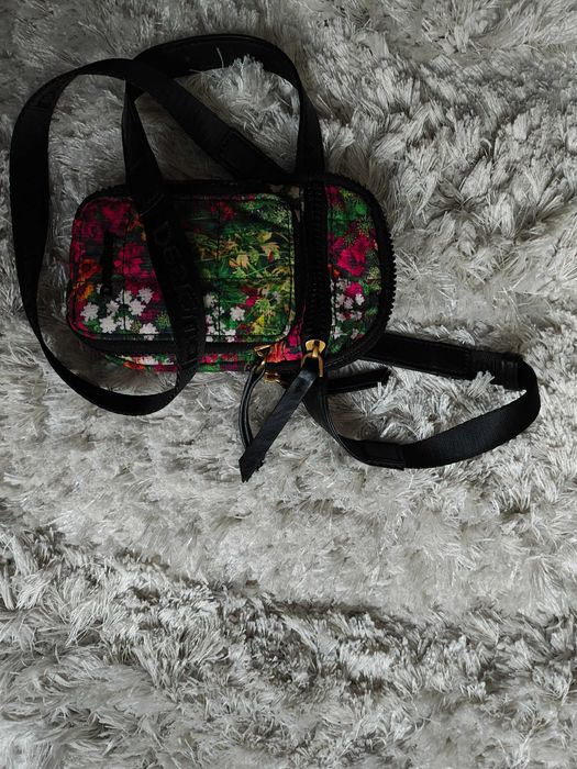 Продавам калъф за телефон на марката Desigual