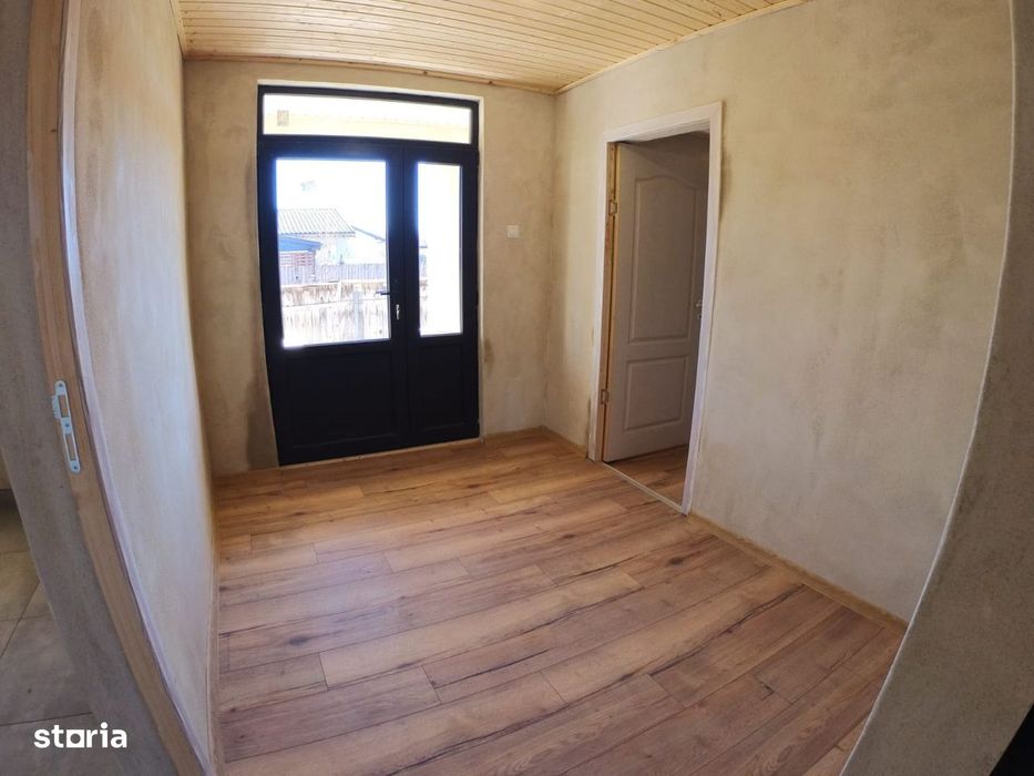 Casa la pret de apartament 4 camere, teren 1770 mp, renovată Ciorani