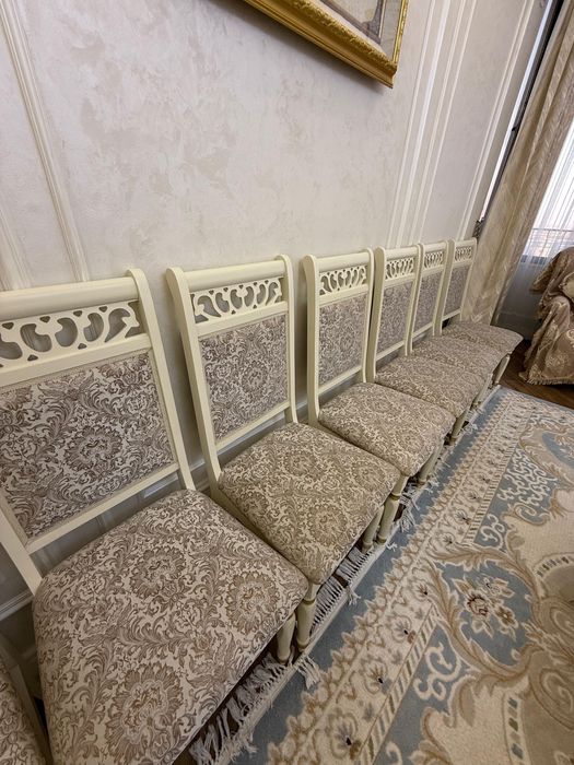 Стол и стулья в гостинную