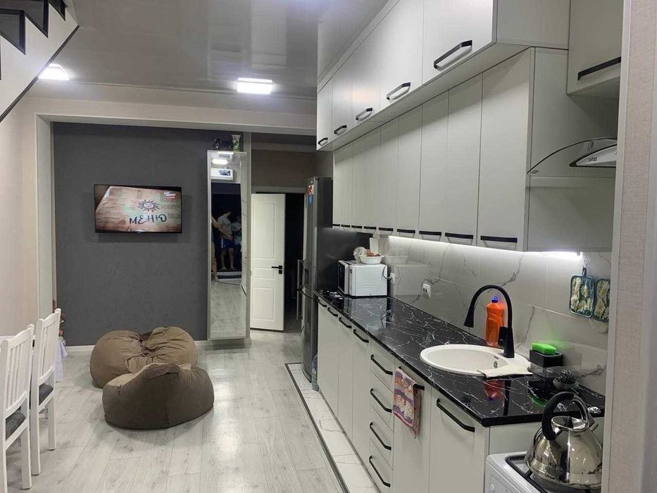 Современный коттедж с евроремонтом и обстановкой на Саракульке.