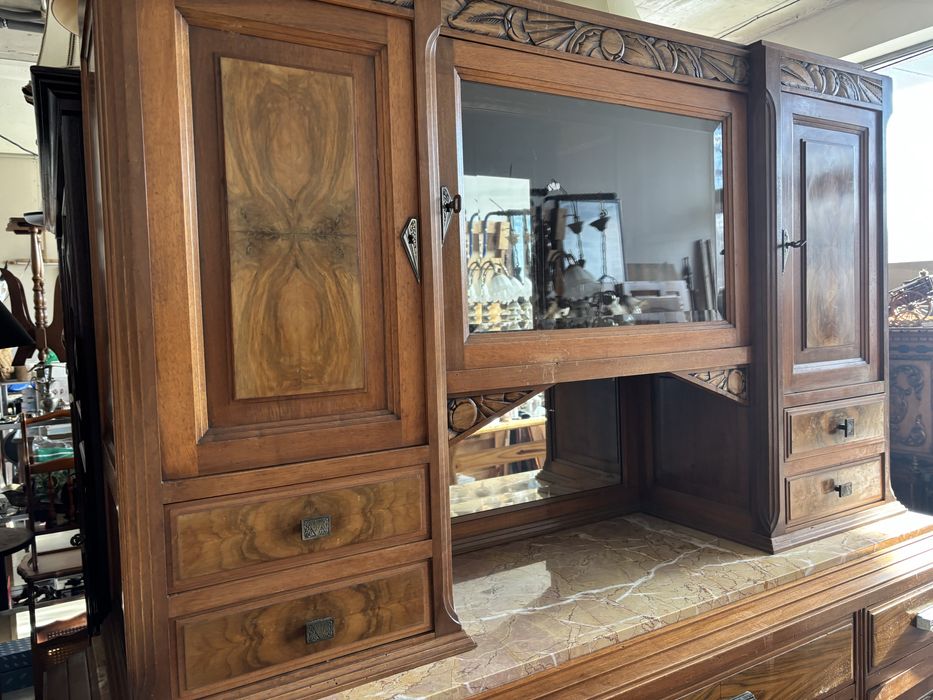 Масивен шкаф с мрамор