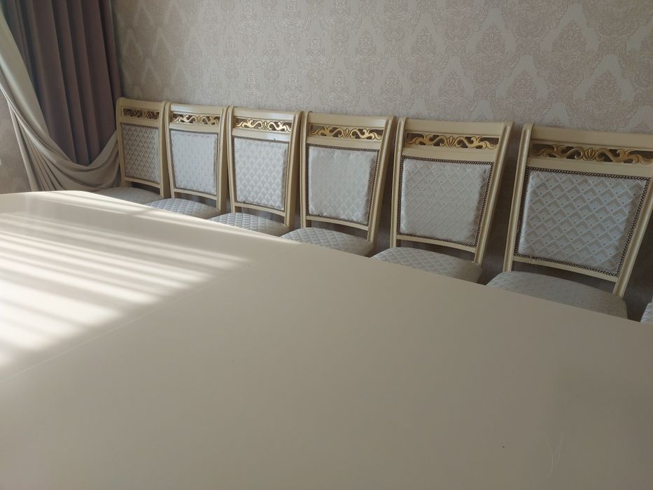 Стол,стулья новый бежевые