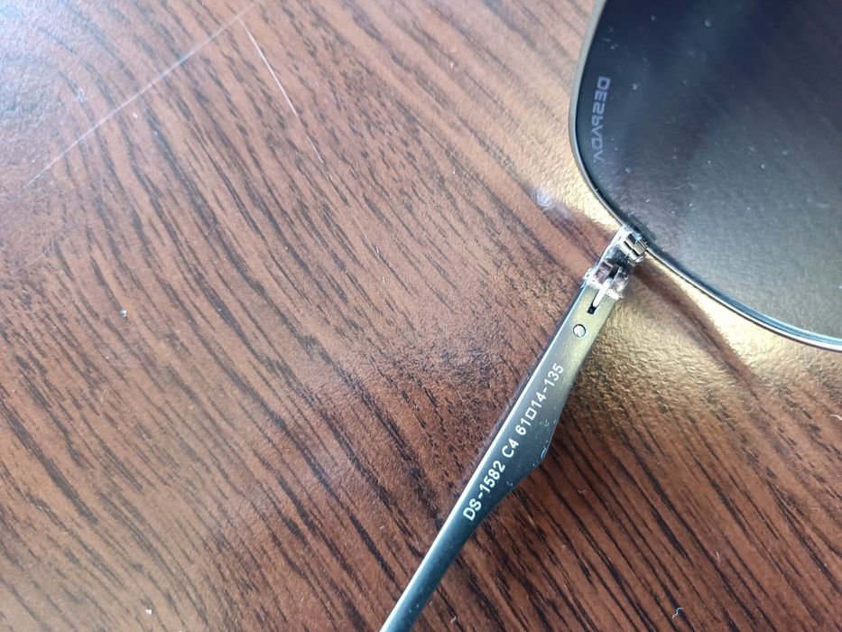 Продавам слънчеви очила.