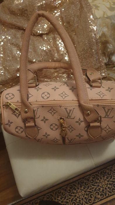 Уригинален клъч GUESS от Милано. Луи Вютон нова.