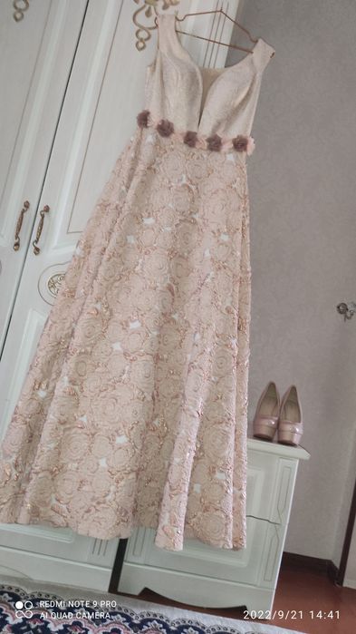 Koʻylak va oyoq kiyim sotiladi.