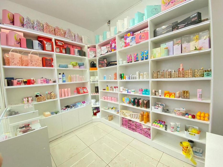 Шкаф прлки,витрина полка,ресепшн парта,модем,камера