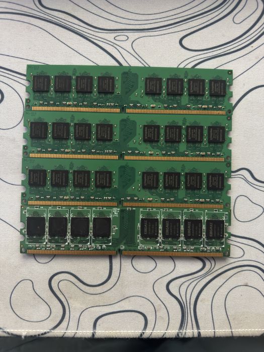 Vând 4 plăcuțe RAM DDR2 – 1 GB fiecare