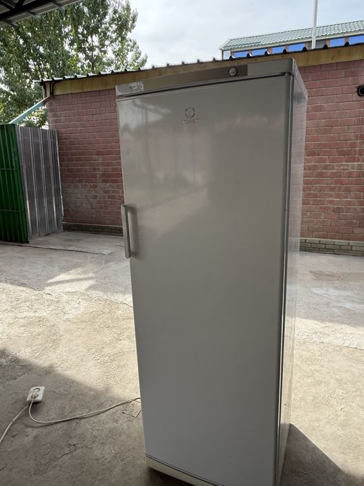 indesit- вертикальный морозильный шкаф