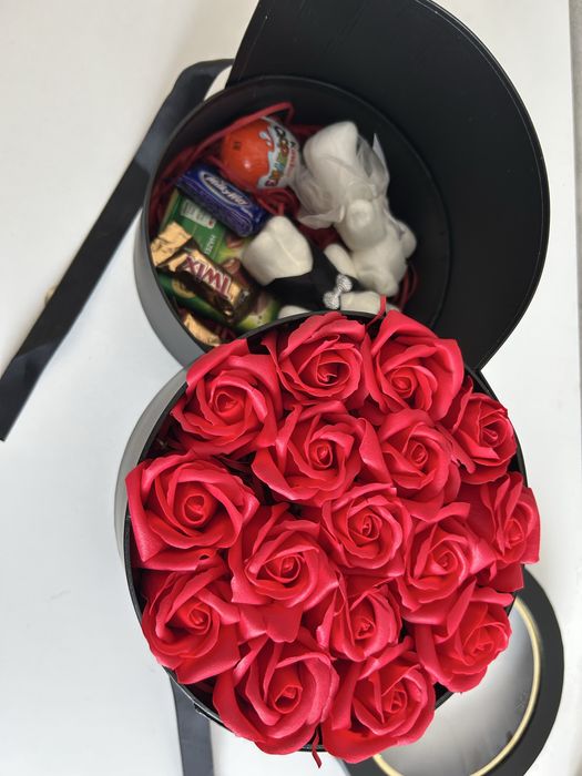 Цветы и сладости подарка