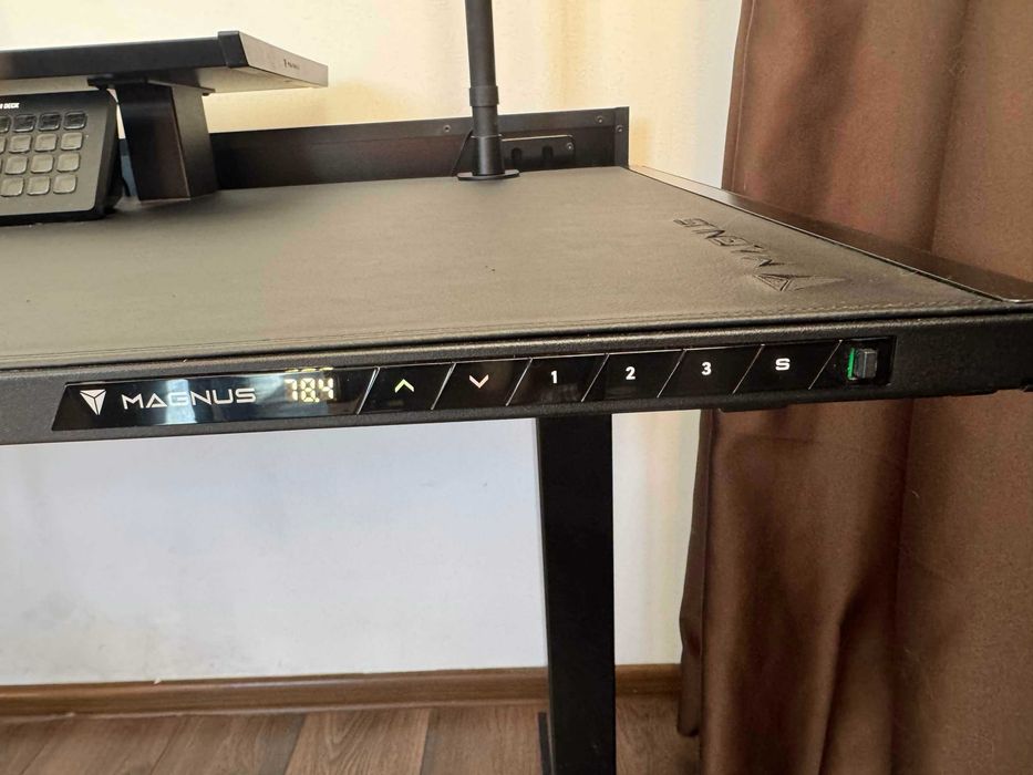 Secretlab Magnus Pro 150x70 — електрическо бюро с рафт и подложка