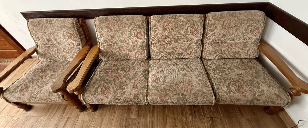 Vând pat lemn masiv , fotoliu si canapea