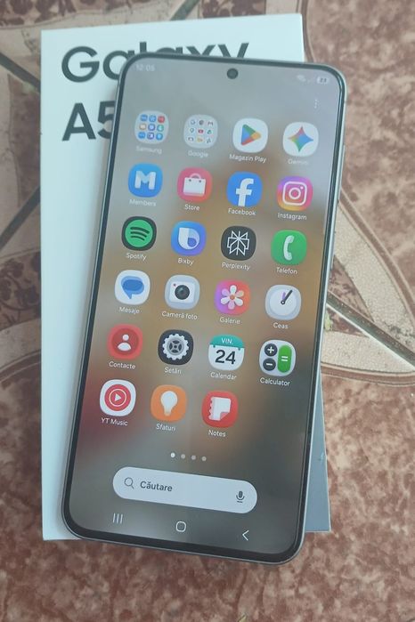 Vând samsung A57 256.GB 8.G RM