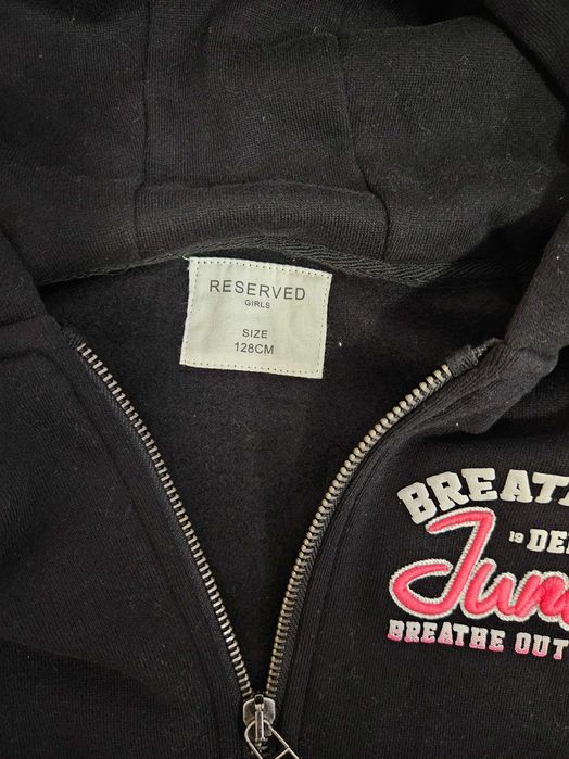 Продавам чисто НОВ оригинален детски суичър Reserved, черен с качулка