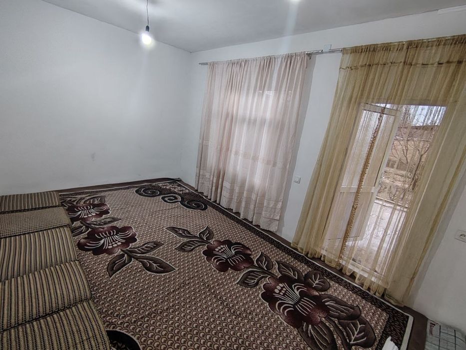 Срочно сдается участок в Чирчике юмалак в доль дороги двух комнатный