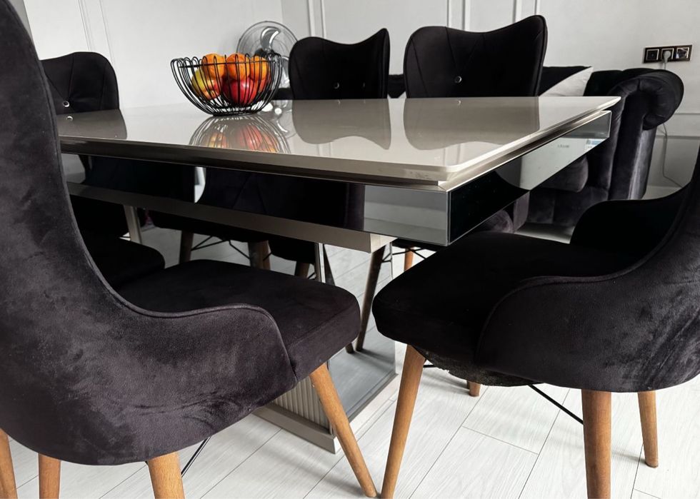 Стол стулья диван