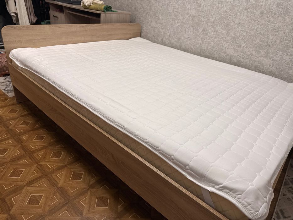 Двуспальная кровать с матрасом