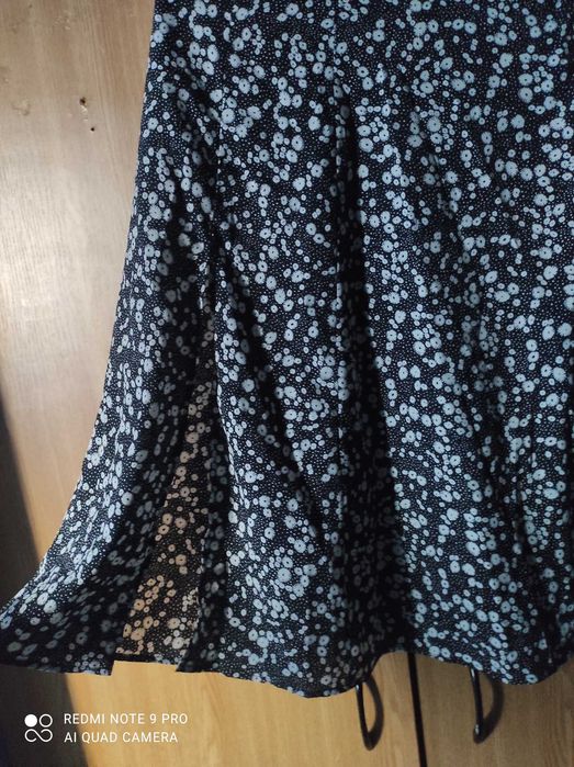 Fusta lunga ,culoarea neagra cu flori albe