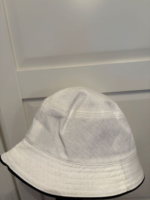 Шапка Fendi в бяло