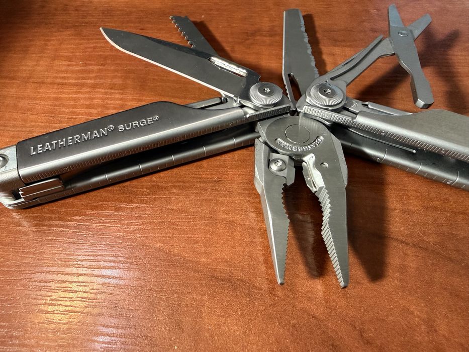 Мультитул Leatherman Surge