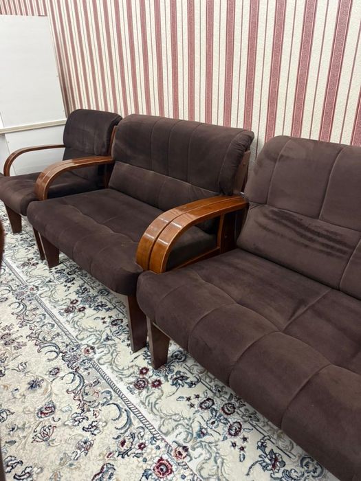 Продается комлект диван и 2 кресла