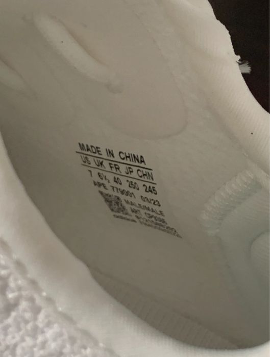 Yeezy 350 noi cu eticheta