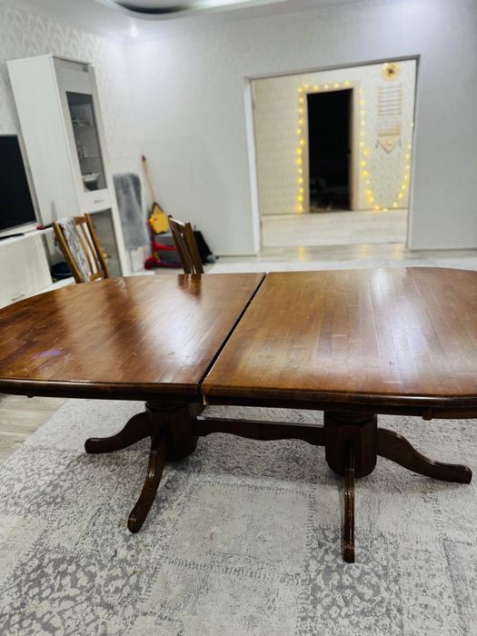 Продаётся большойстол в отличном состоянии.