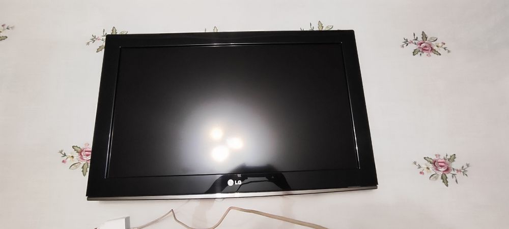 LG телевизор,  размер 50×90