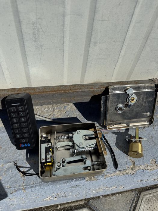 Замок электромеханический с кодовой панелью