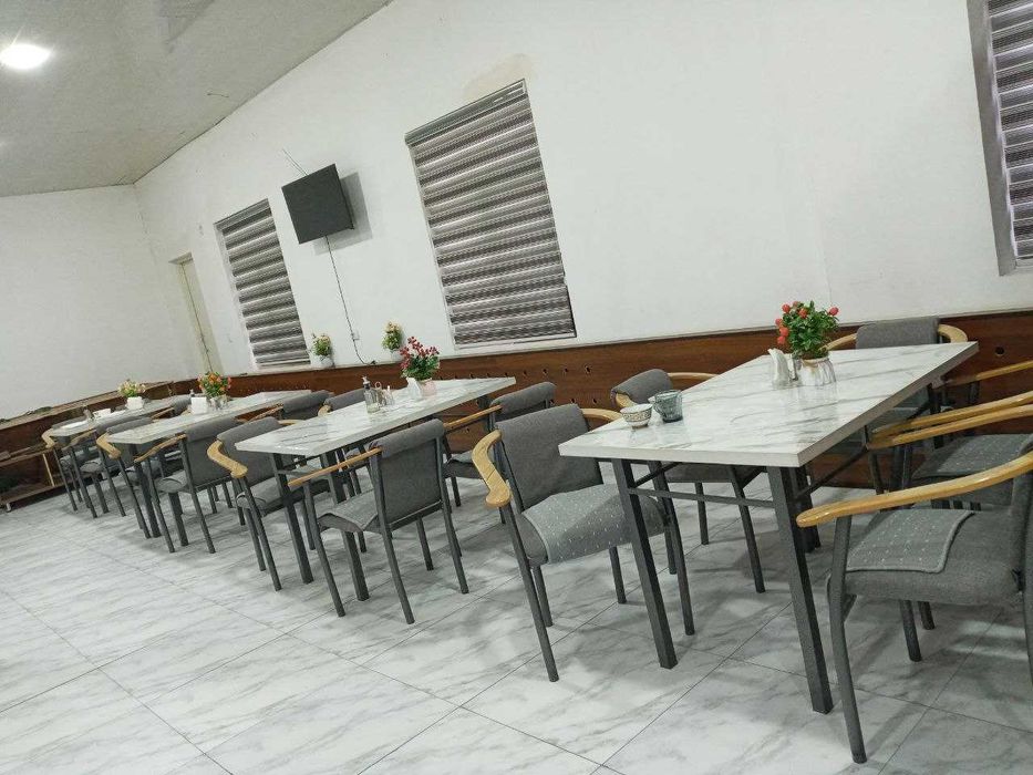 Stol va stullar komplekti sotiladi (oq rang)