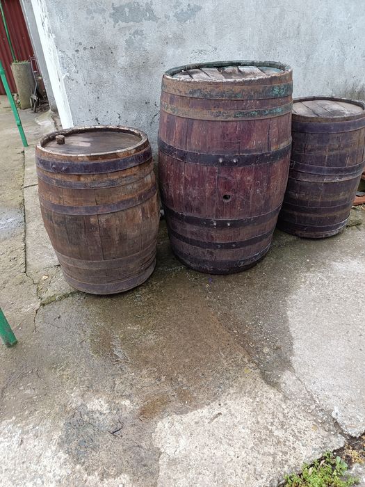 Голяма бъчва с вместимост около 1 тон и още пет бъчвин