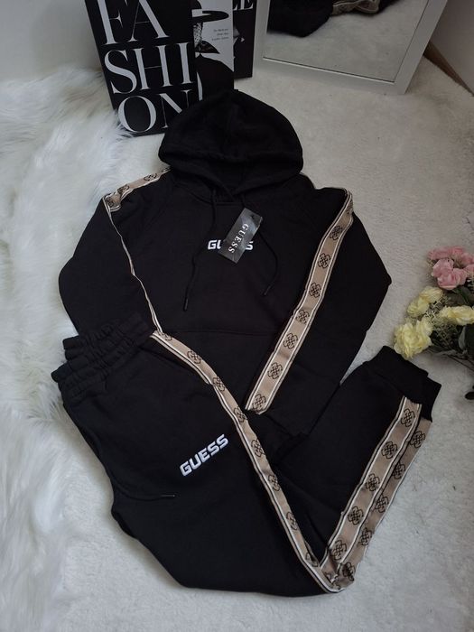 Спортен екип  на  Guess